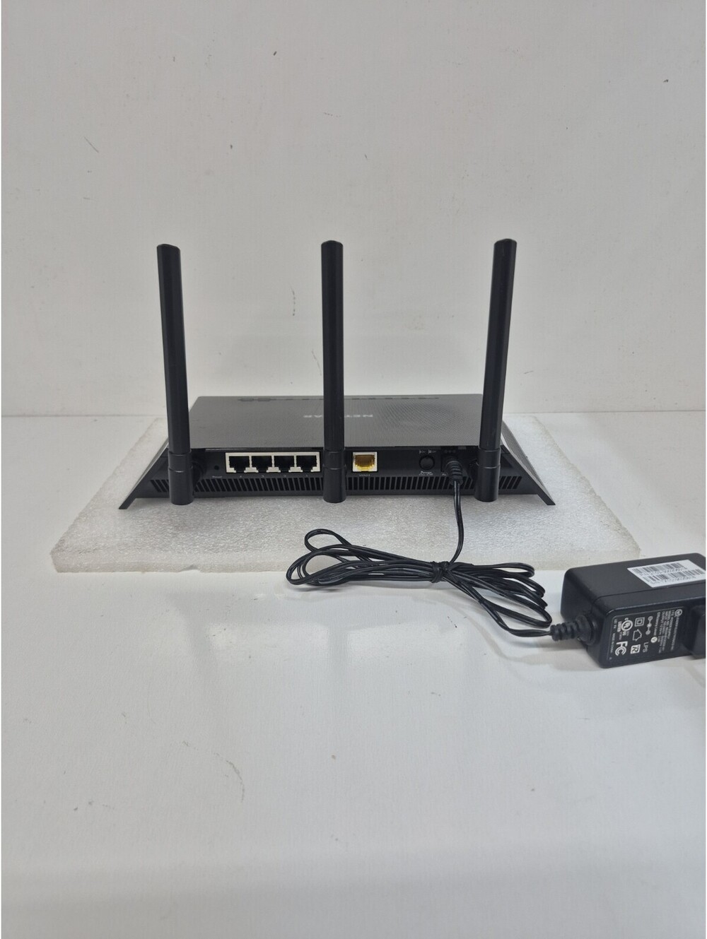 Netgear Nighthawk R6700v3 - AC1750 Smart WiFi Router - Picture 2 of 3